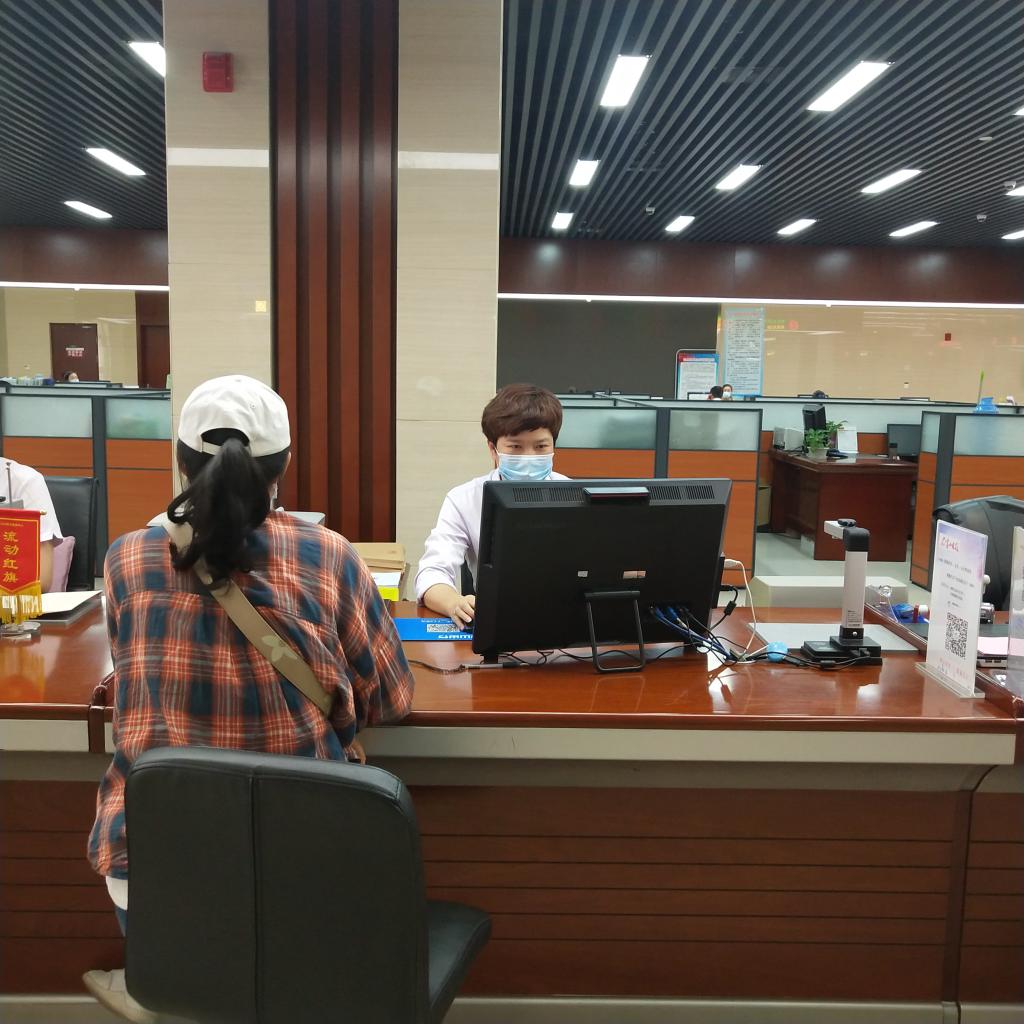 一站式服务中心设立残疾人证评定受理专窗，优化信息咨询服务